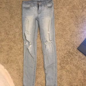 AMERICAN EAGLE RIPPED JEANS
